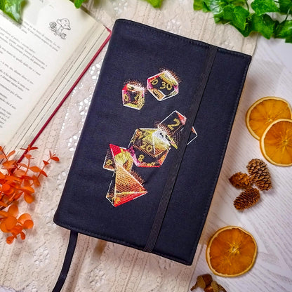 Book cover ricamata "Dadi iridescenti" | Custodia per libri regolabile