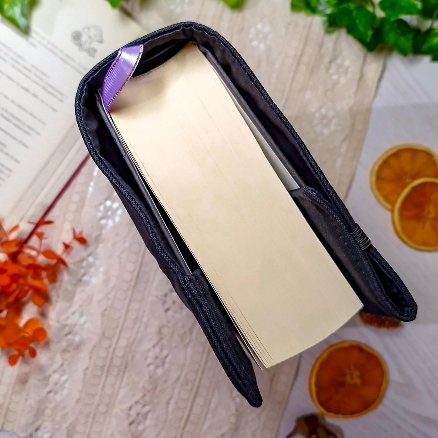 Book cover ricamata "Dadi iridescenti" | Custodia per libri regolabile