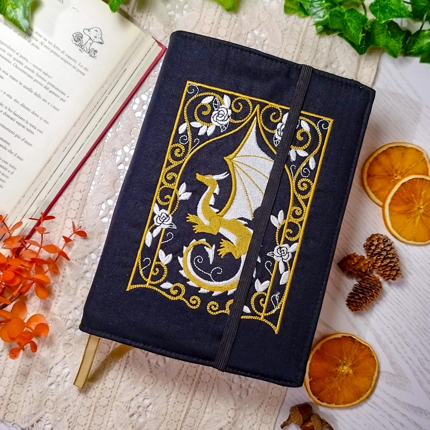 Book cover ricamata "Drago e ghirigori" | Custodia per libri regolabile