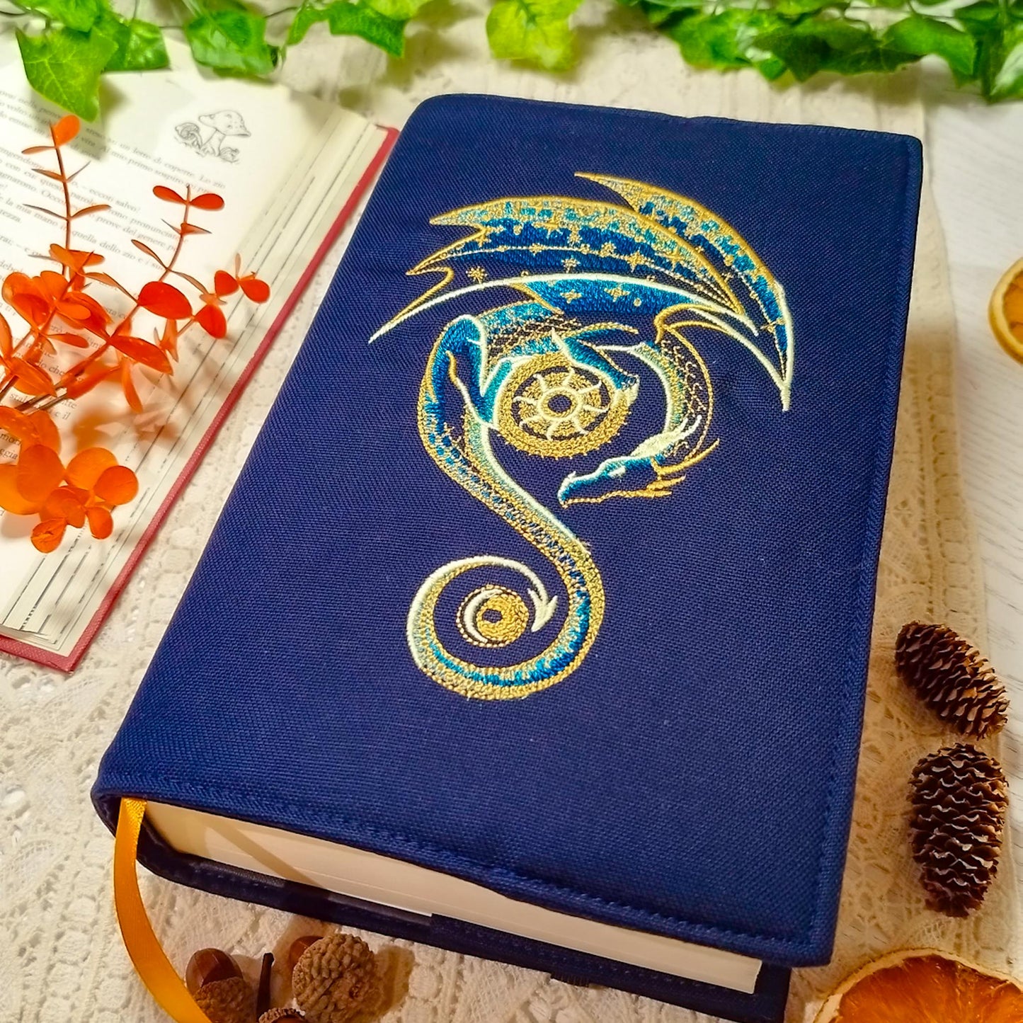 Book cover ricamata "Drago e sole celestiale" | Custodia per libri regolabile