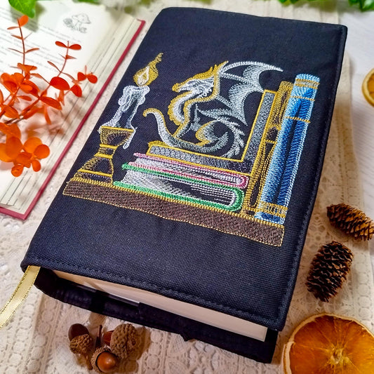 Book cover ricamata "Drago nella libreria" | Custodia per libri regolabile