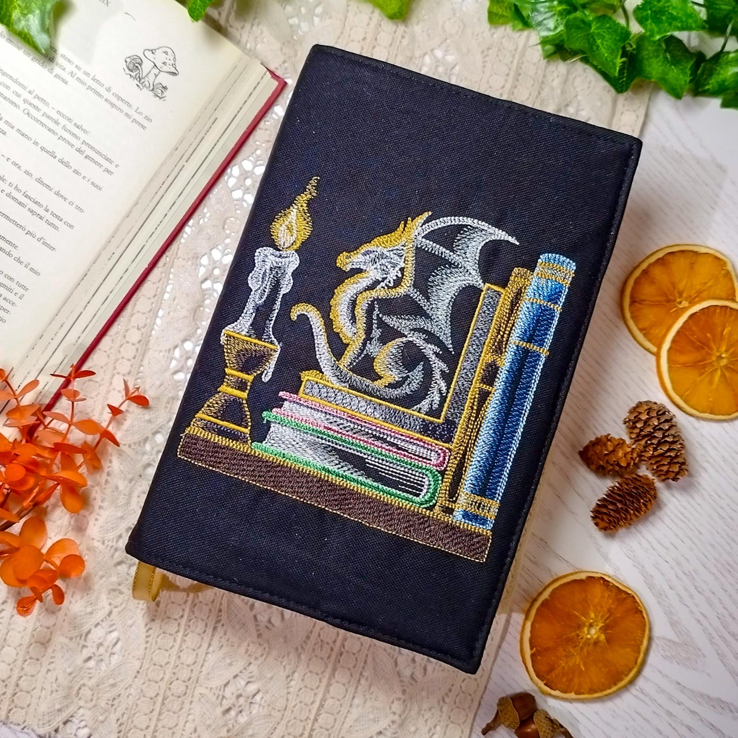 Book cover ricamata "Drago nella libreria" | Custodia per libri regolabile