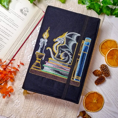 Book cover ricamata "Drago nella libreria" | Custodia per libri regolabile