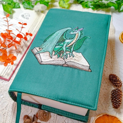 Book cover ricamata "Drago sul libro" | Custodia per libri regolabile