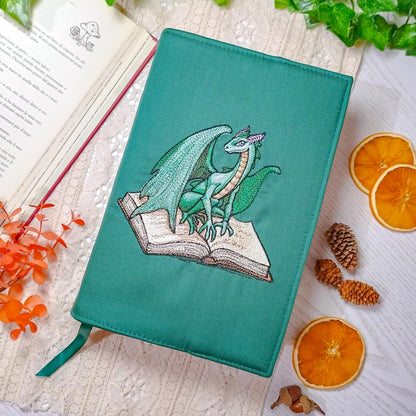 Book cover ricamata "Drago sul libro" | Custodia per libri regolabile