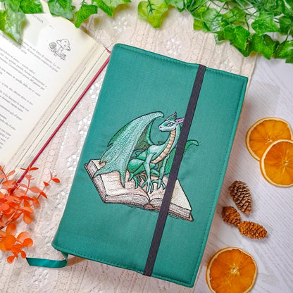 Book cover ricamata "Drago sul libro" | Custodia per libri regolabile