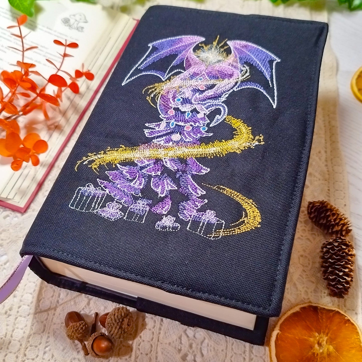 Book cover ricamata "Drago sull'albero di Natale" | Custodia per libri regolabile