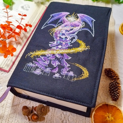 Book cover ricamata "Drago sull'albero di Natale" | Custodia per libri regolabile