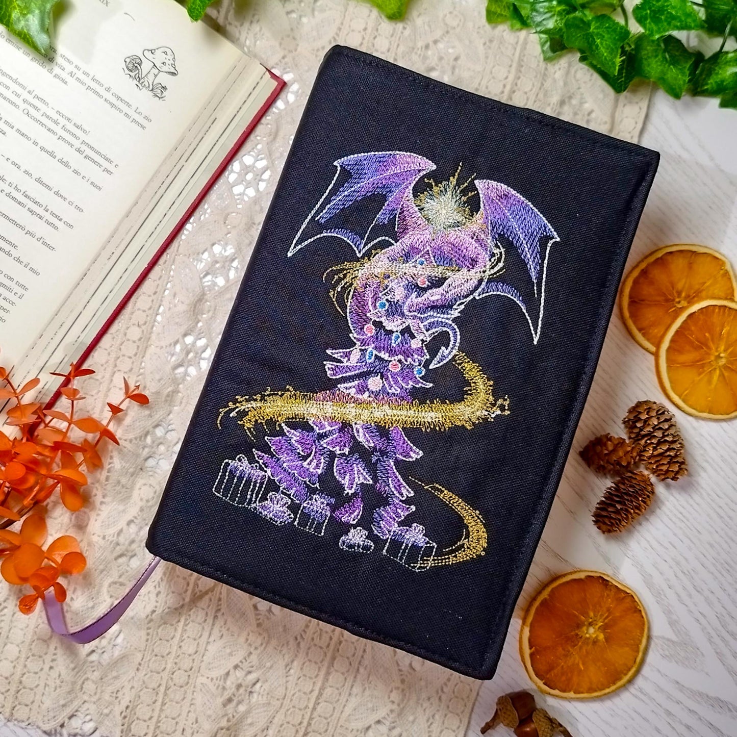 Book cover ricamata "Drago sull'albero di Natale" | Custodia per libri regolabile