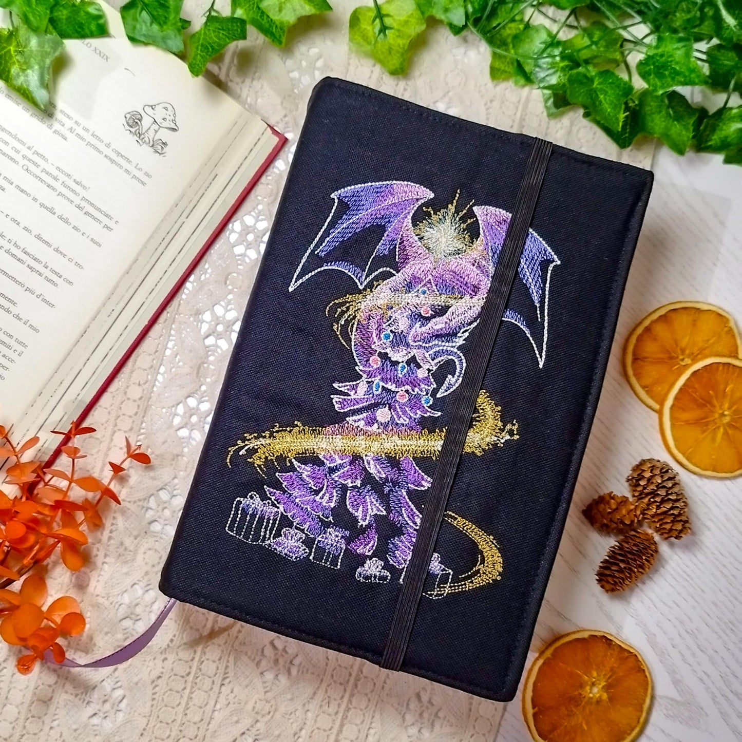 Book cover ricamata "Drago sull'albero di Natale" | Custodia per libri regolabile