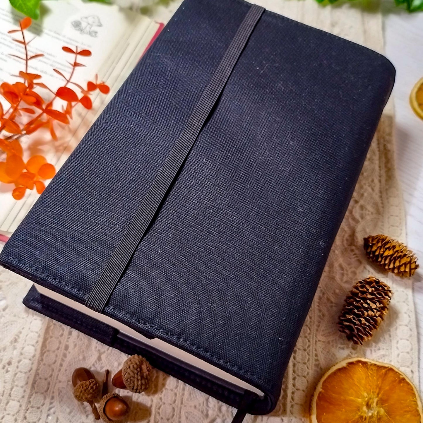 Book cover ricamata "Drago sull'albero di Natale" | Custodia per libri regolabile