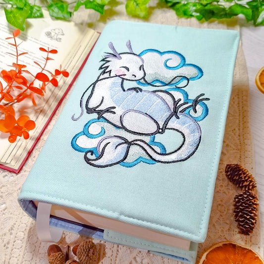 Book cover ricamata "Drago sulla nuvola" | Custodia per libri regolabile