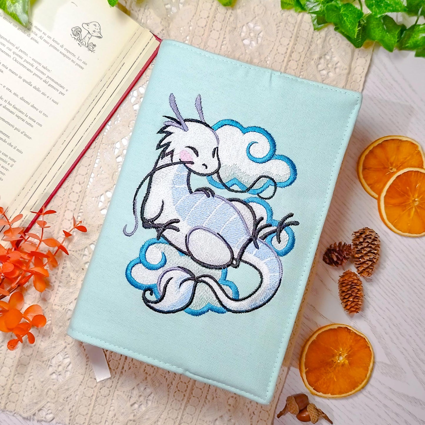 Book cover ricamata "Drago sulla nuvola" | Custodia per libri regolabile