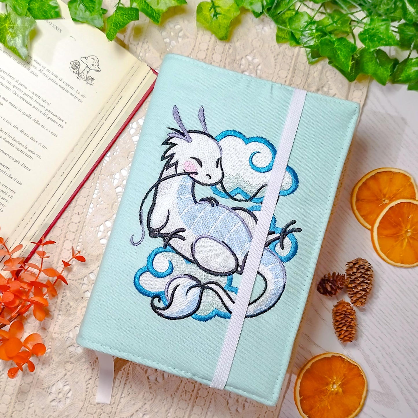 Book cover ricamata "Drago sulla nuvola" | Custodia per libri regolabile