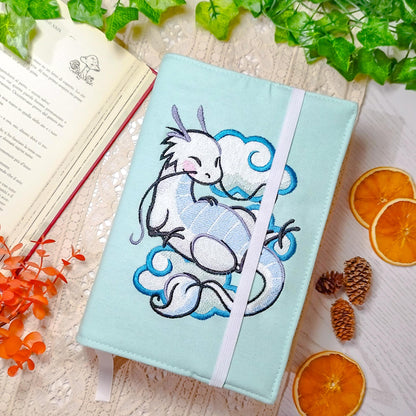 Book cover ricamata "Drago sulla nuvola" | Custodia per libri regolabile