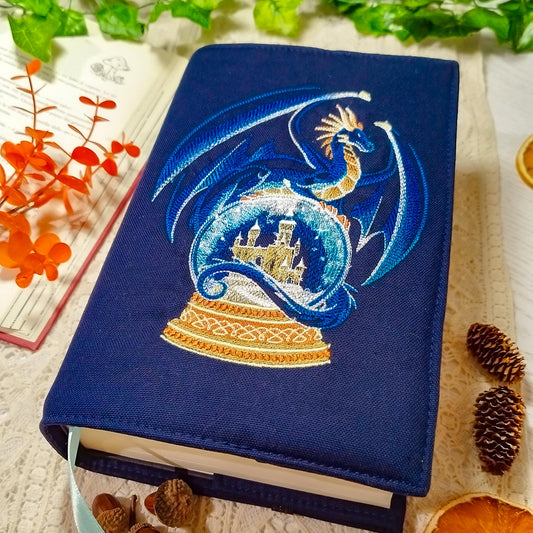 Book cover ricamata "Drago sul globo di neve" | Custodia per libri regolabile