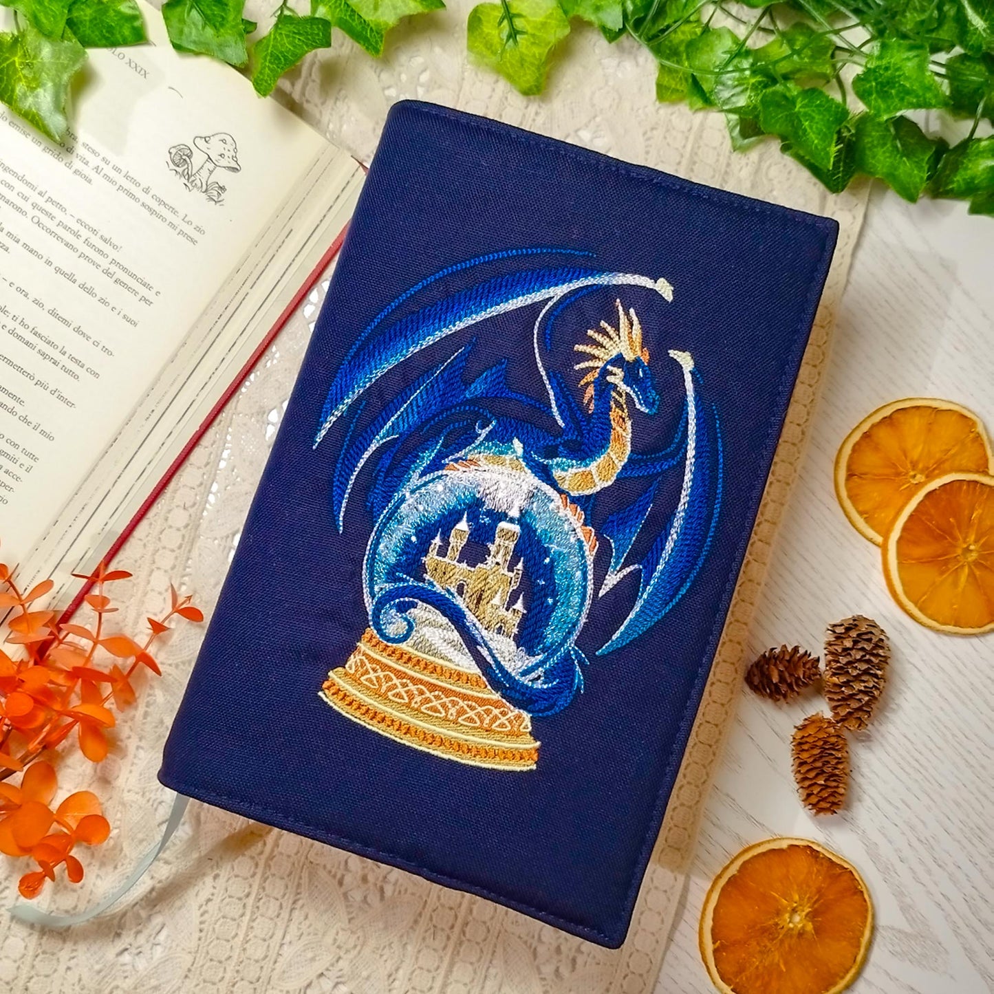 Book cover ricamata "Drago sul globo di neve" | Custodia per libri regolabile