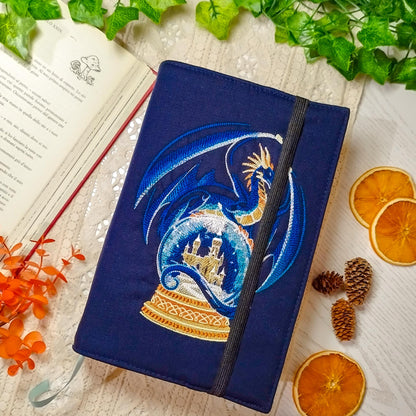 Book cover ricamata "Drago sul globo di neve" | Custodia per libri regolabile