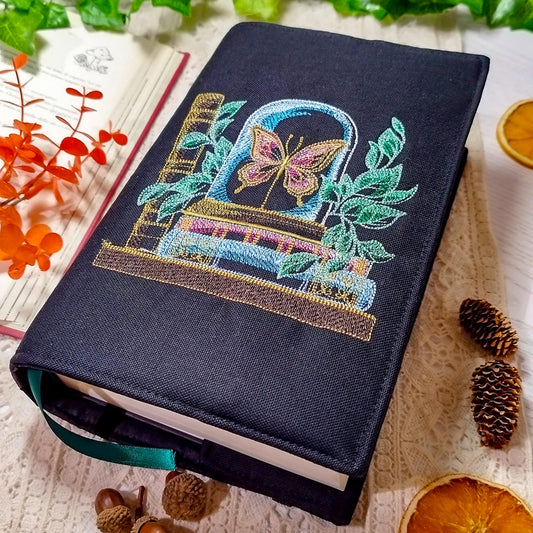 Book cover ricamata "Farfalla sulla libreria" | Custodia per libri regolabile