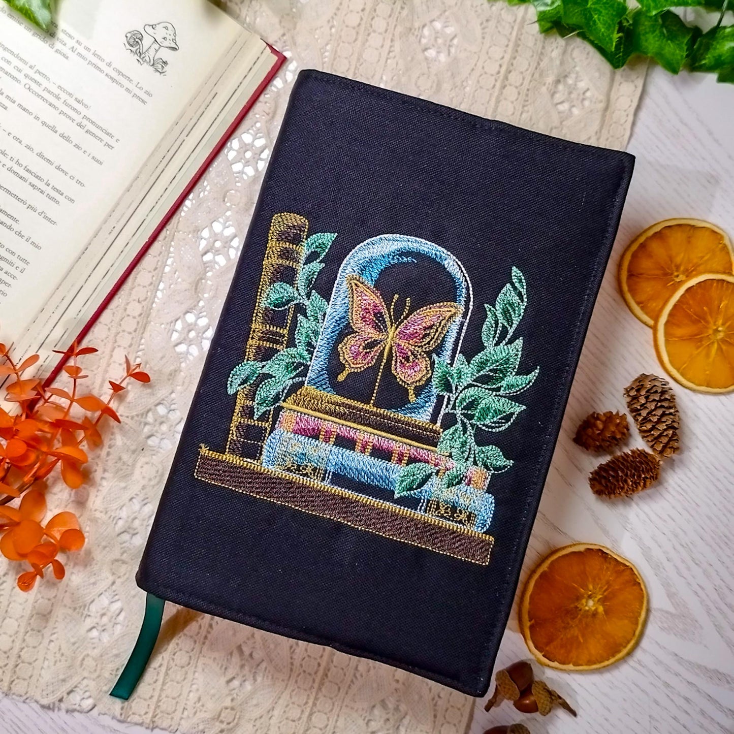 Book cover ricamata "Farfalla sulla libreria" | Custodia per libri regolabile