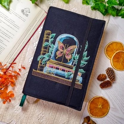 Book cover ricamata "Farfalla sulla libreria" | Custodia per libri regolabile