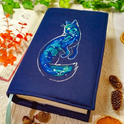 Book cover ricamata "Gatto celestiale" | Custodia per libri regolabile