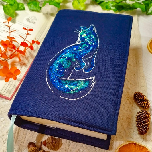 Book cover ricamata "Gatto celestiale" | Custodia per libri regolabile
