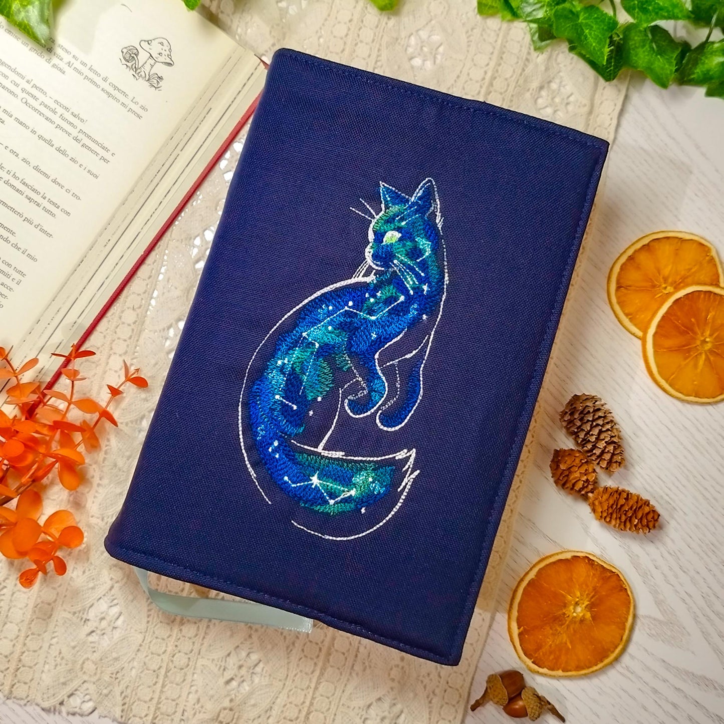 Book cover ricamata "Gatto celestiale" | Custodia per libri regolabile