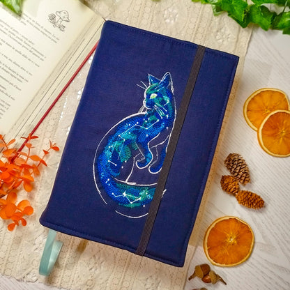Book cover ricamata "Gatto celestiale" | Custodia per libri regolabile