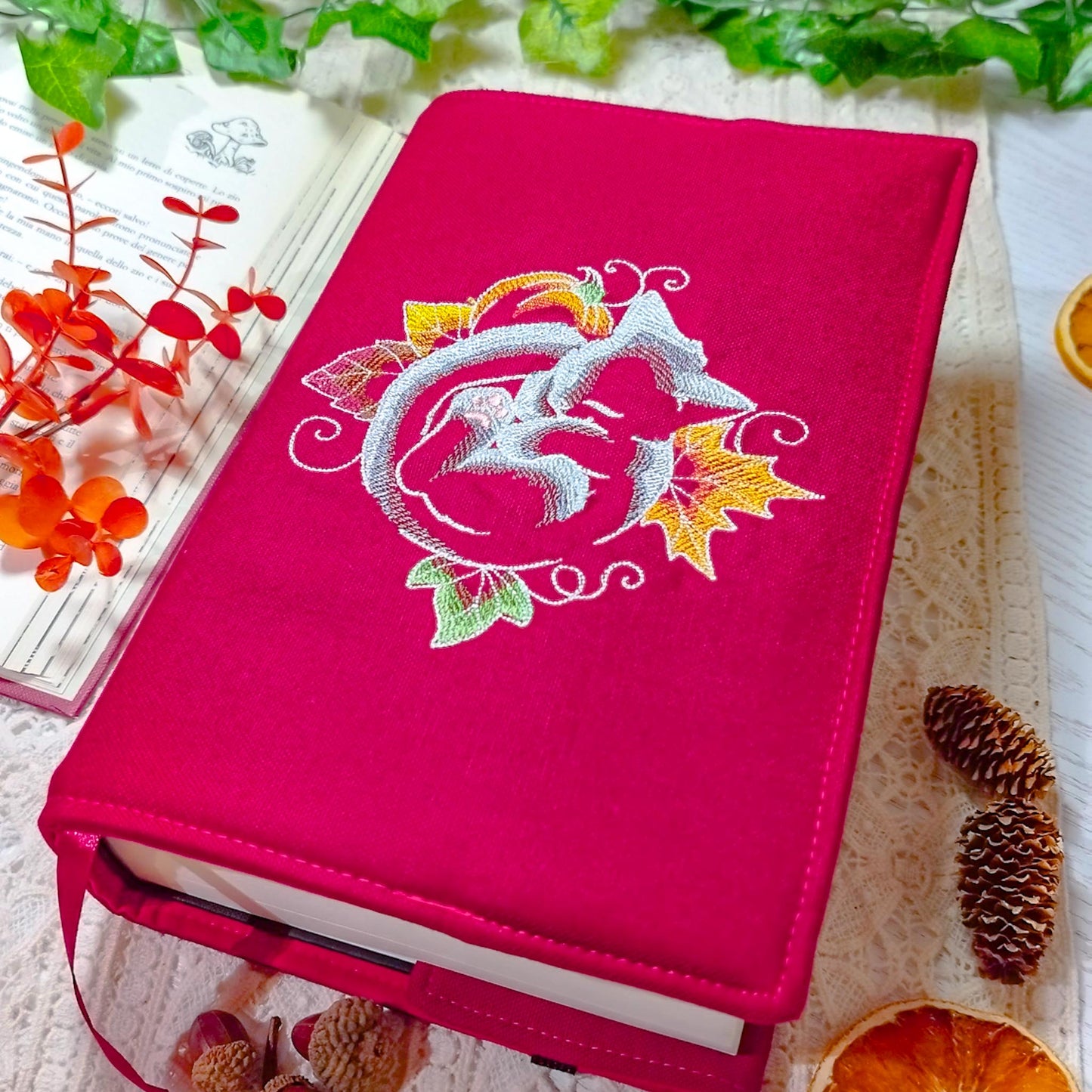 Book cover ricamata "Gatto e foglie" | Custodia per libri regolabile
