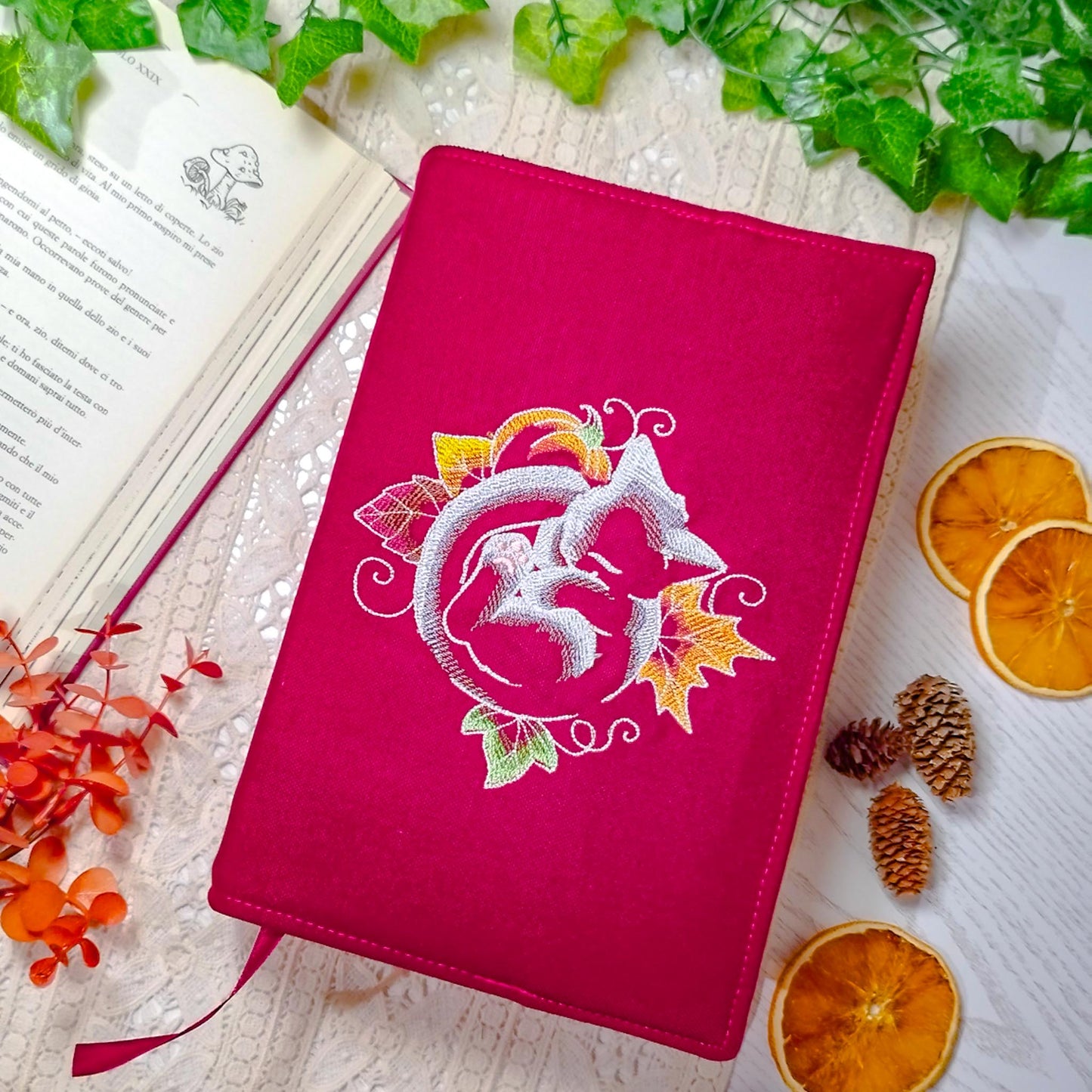 Book cover ricamata "Gatto e foglie" | Custodia per libri regolabile