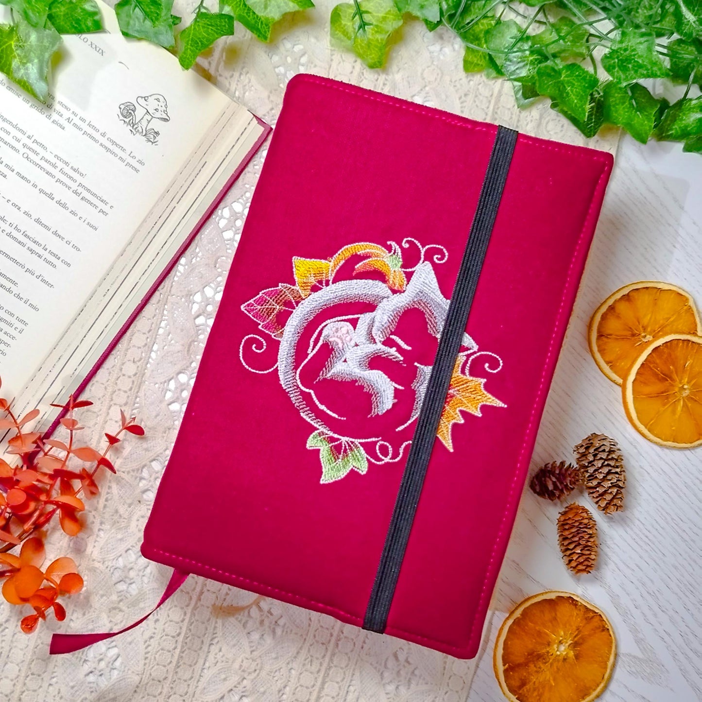 Book cover ricamata "Gatto e foglie" | Custodia per libri regolabile