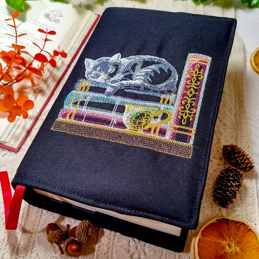 Book cover ricamata "Gatto in libreria" | Custodia per libri regolabile