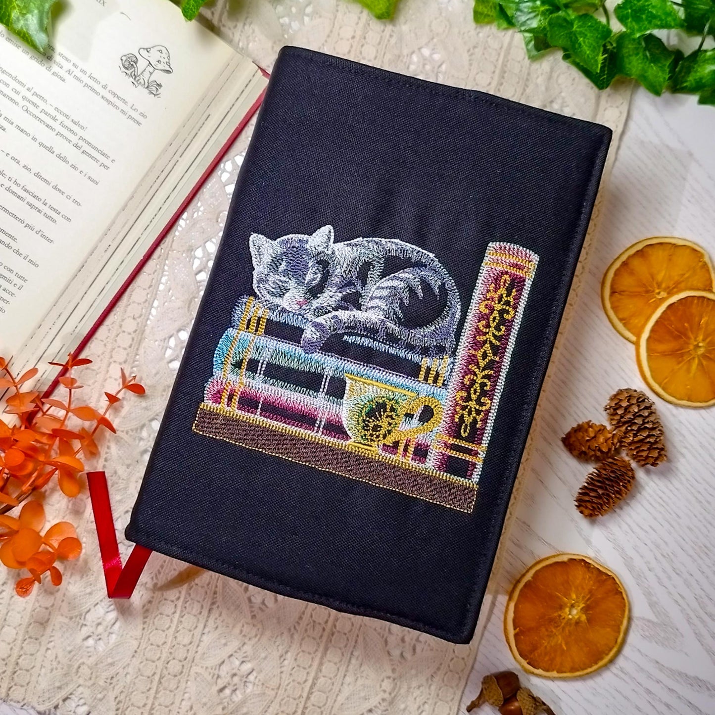 Book cover ricamata "Gatto in libreria" | Custodia per libri regolabile