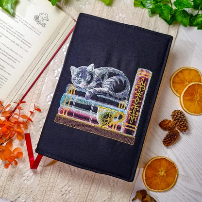 Book cover ricamata "Gatto in libreria" | Custodia per libri regolabile