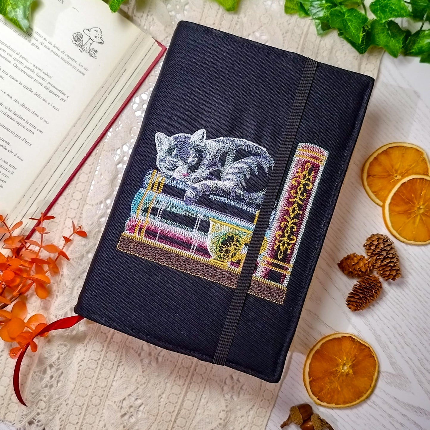 Book cover ricamata "Gatto in libreria" | Custodia per libri regolabile