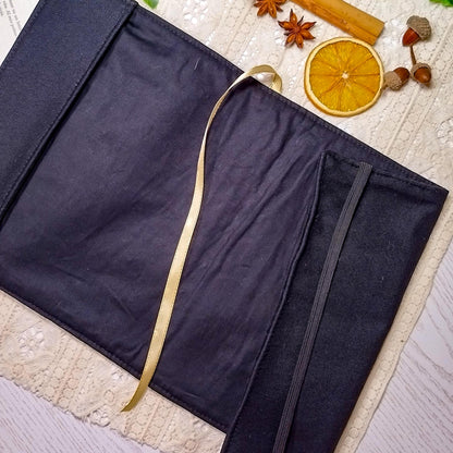 Book cover ricamata "Gatto in libreria" | Custodia per libri regolabile