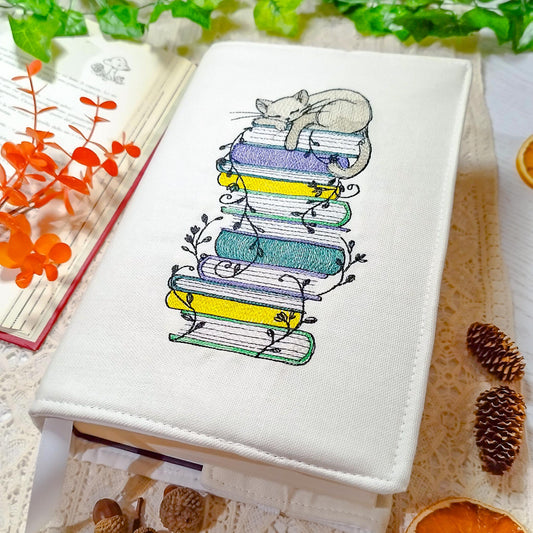 Book cover ricamata "Gatto sui libri" | Custodia per libri regolabile