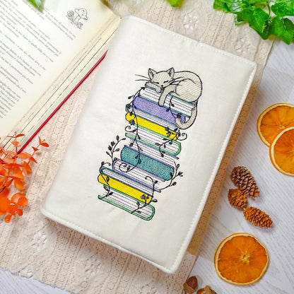 Book cover ricamata "Gatto sui libri" | Custodia per libri regolabile