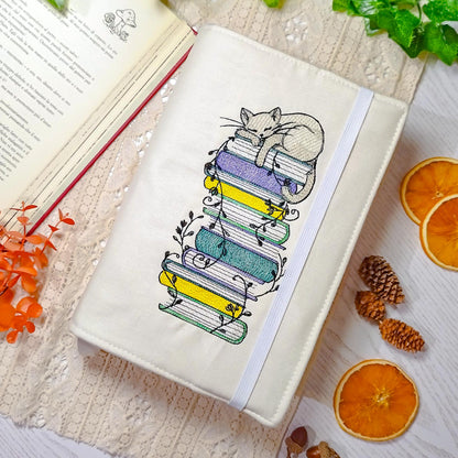 Book cover ricamata "Gatto sui libri" | Custodia per libri regolabile