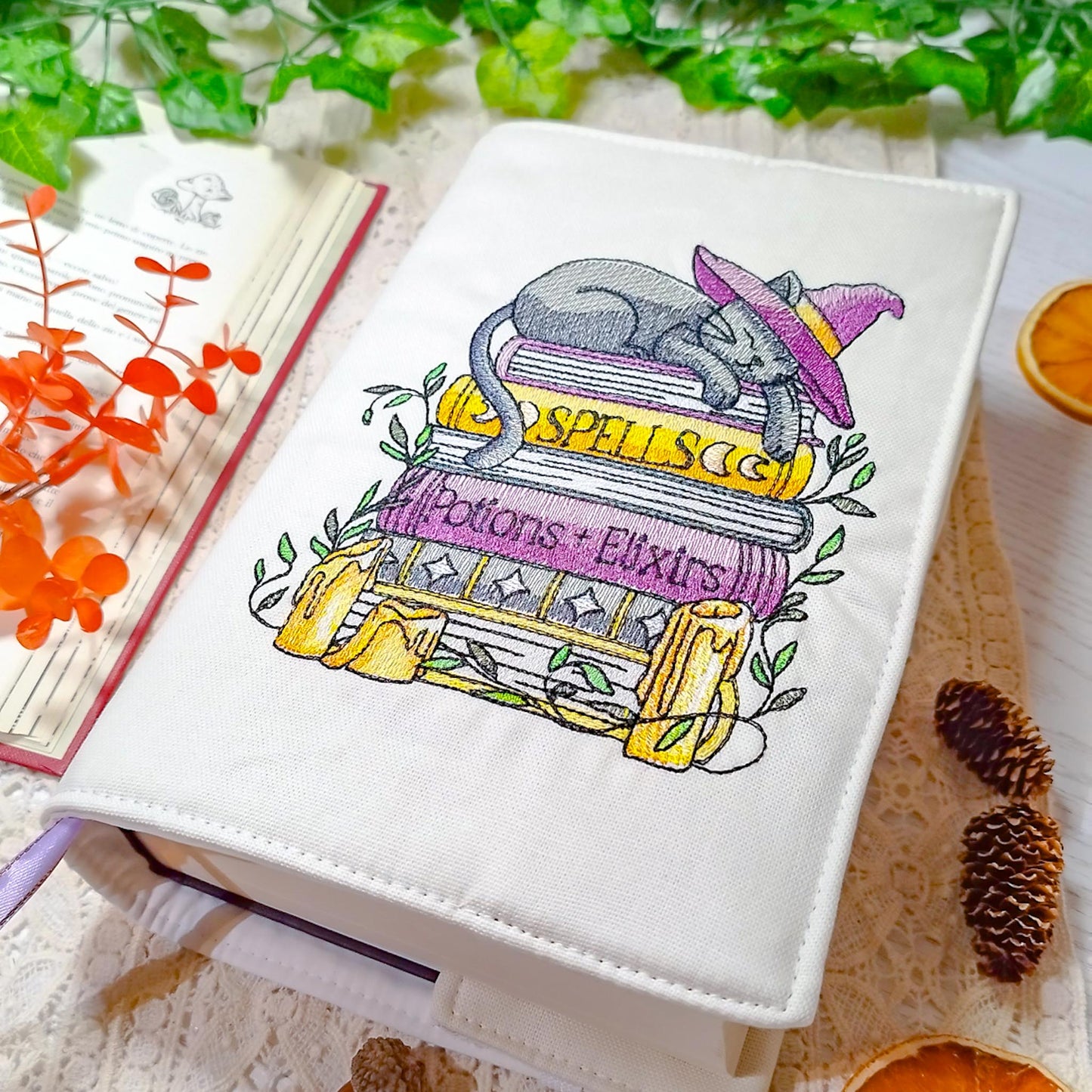 Book cover ricamata "Gatto sui libri di magia" | Custodia per libri regolabile