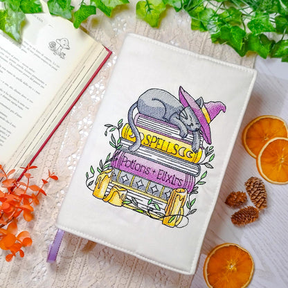 Book cover ricamata "Gatto sui libri di magia" | Custodia per libri regolabile
