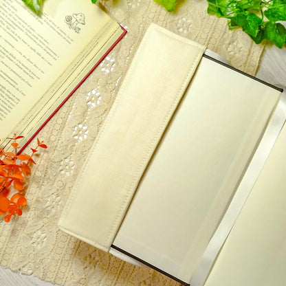 Book cover ricamata "Gatto sui libri di magia" | Custodia per libri regolabile