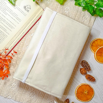 Book cover ricamata "Gatto sui libri di magia" | Custodia per libri regolabile