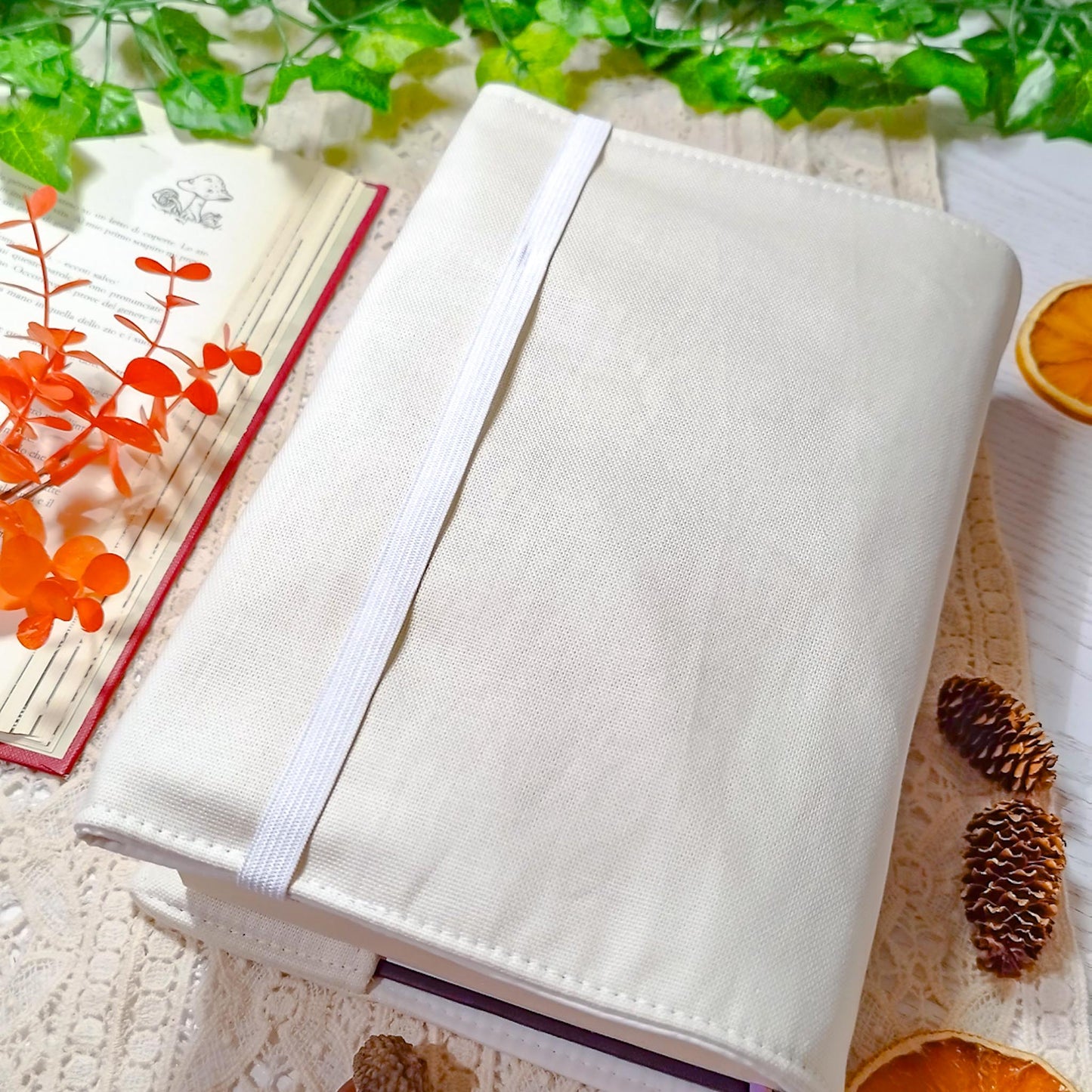 Book cover ricamata "Gatto sui libri di magia" | Custodia per libri regolabile