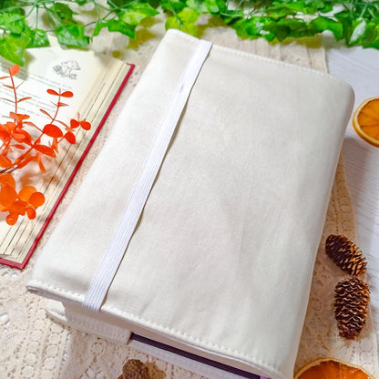 Book cover ricamata "Gatto sui libri di magia" | Custodia per libri regolabile