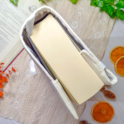 Book cover ricamata "Gatto sui libri di magia" | Custodia per libri regolabile