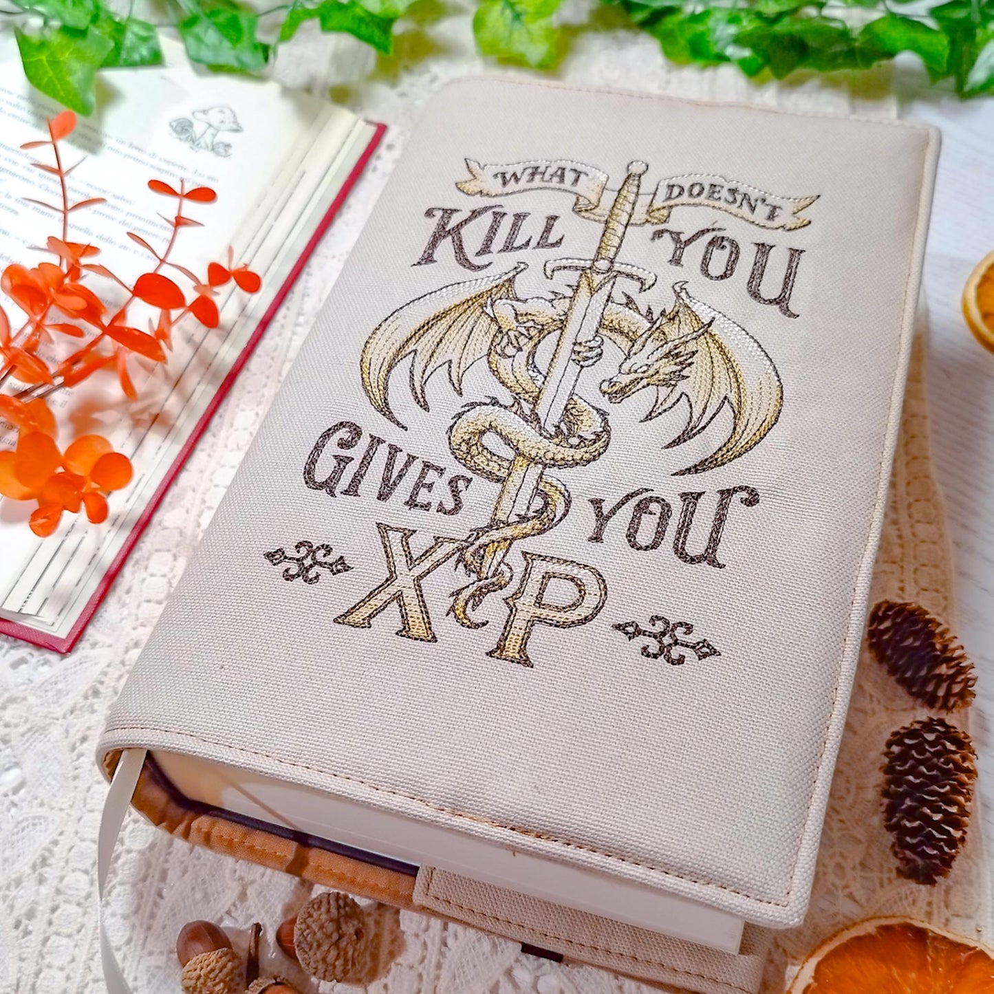 Book cover ricamata "Gives you exp" | Custodia per libri regolabile