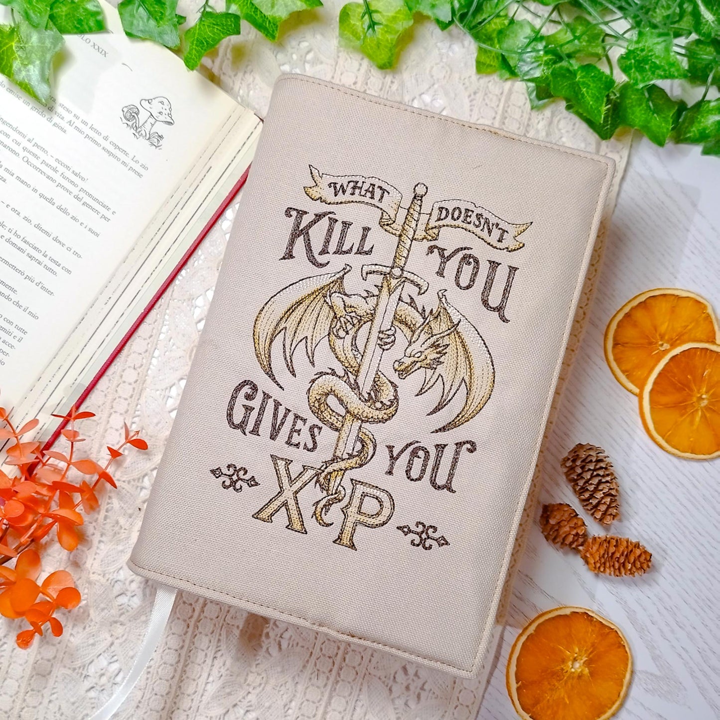 Book cover ricamata "Gives you exp" | Custodia per libri regolabile