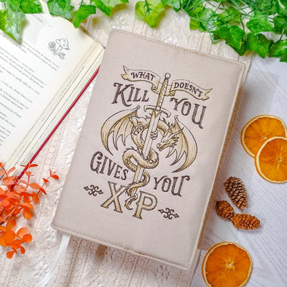 Book cover ricamata "Gives you exp" | Custodia per libri regolabile